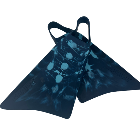 Bodyboard aletas Vulcan V1 Infused Black/Blue, para maniobras y rendimiento en olas atlánticas, cantábrico, Mediterráneo y Canarias, diseño asimétrico de alta durabilidad para todos los riders