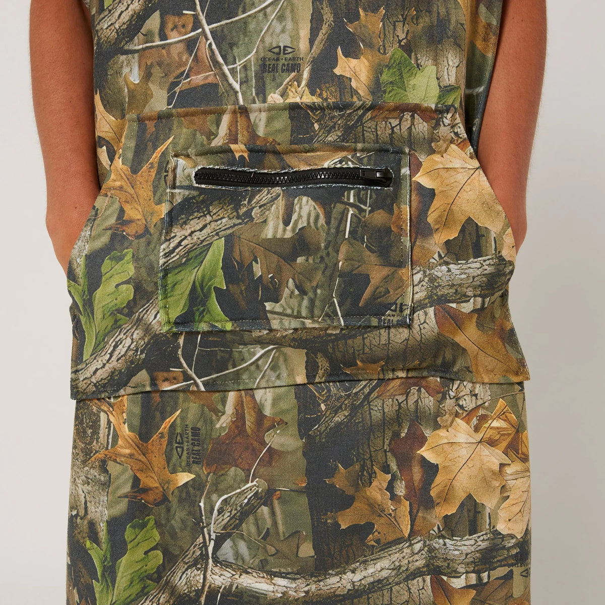 Poncho juvenil O+E de camuflaje real con capucha