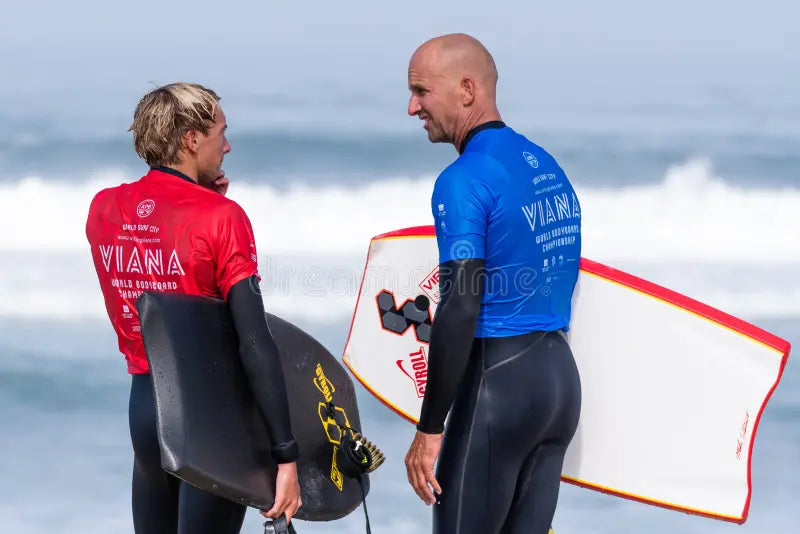 Cargar video: El Frontón King es un evento internacional de bodyboard celebrado en la ola de El Frontón, en la costa norte de Gran Canaria (Islas Canarias, España). Es considerado uno de los campeonatos más representativos del circuito mundial de bodyboard.El evento reúne a los mejores bodyboarders del mundo para competir en condiciones exigentes en la ola de Frontón, reconocida por su potencia y su sección tubular. IBC World Bodyboarding Tour+1Desde su creación (alrededor de 2013) ha crecido en importancia y prestigio, llegando a coronar campeones mundiales.
